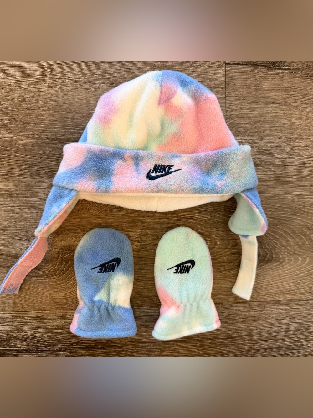 EUC Infant girl, Nike tie-dye fleece hat and mittens set